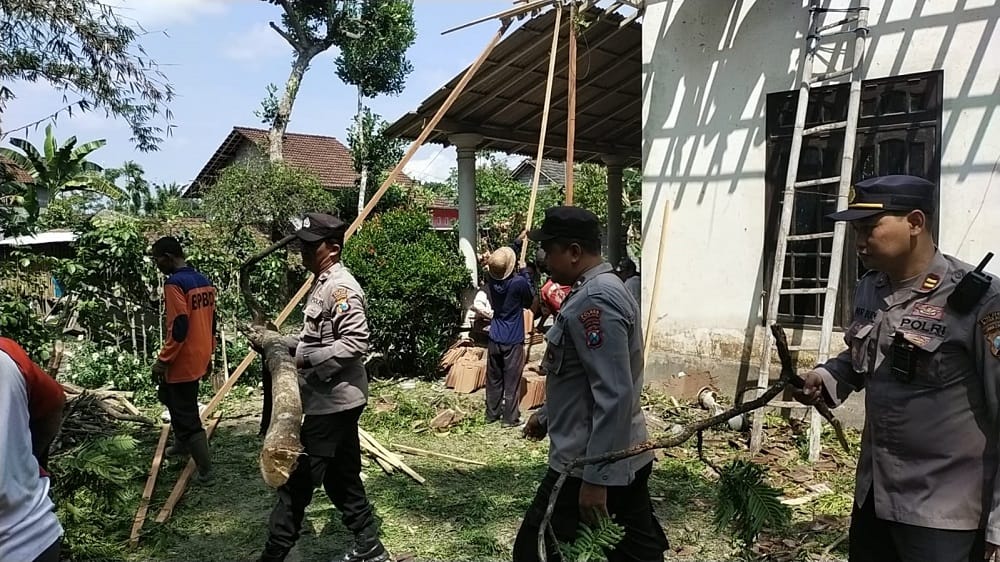 Hujan Disertai Angin, BPBD Kabupaten Blitar Imbau Waspada Dampak Bencana Hidrometeorologi 4 angin