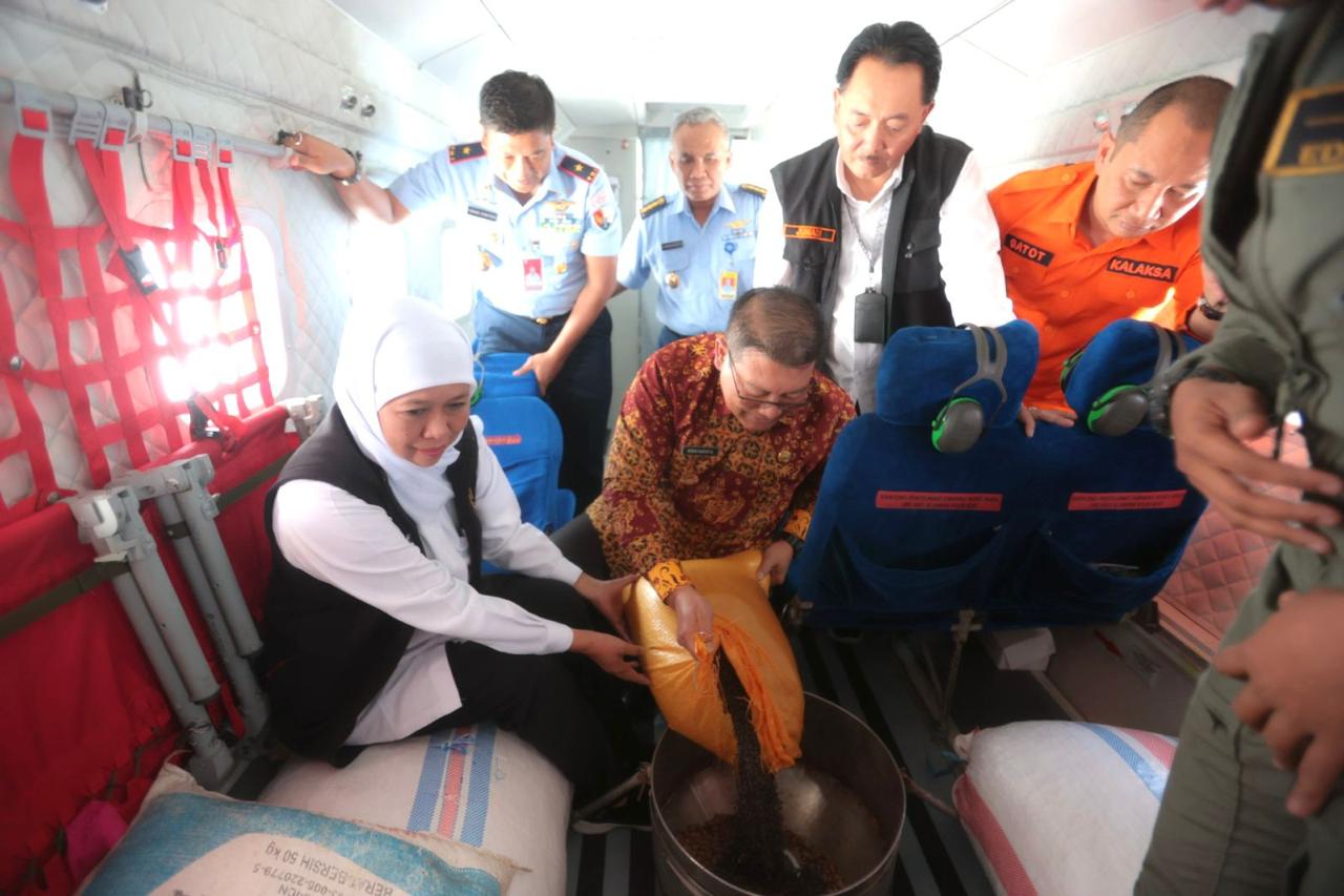 Lewat Udara, Gubernur Khofifah dan TNI AU Tebar 1.544,4 Kilogram Benih Tanaman 9 8 1