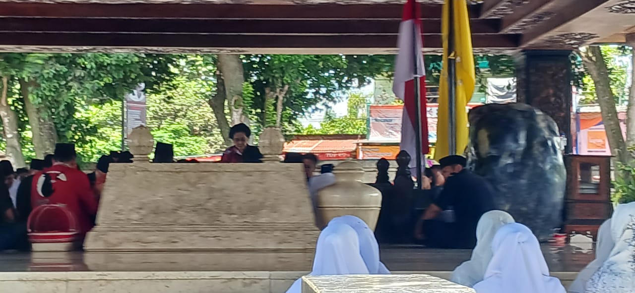 Menjelang Pemilu, Megawati Ziarah Ke Presiden Soekarno 4 1 mega