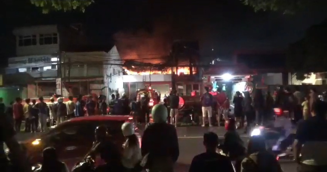 Kantor ShopeeFood di Malang Kebakaran 4 Screenshot 20240206 033007 Video Player