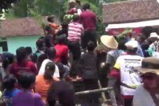 Warga di Jombang Berebut Tumpeng Hasil Bumi Sambut Ramadhan 12 2 jombang