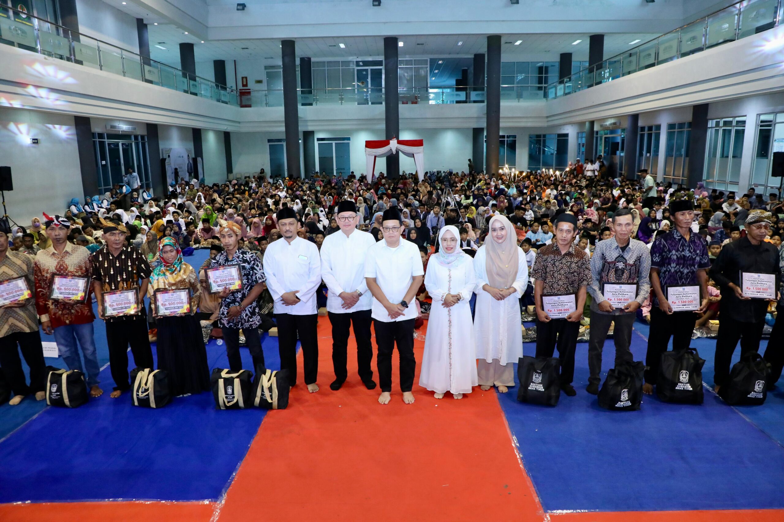 Safari Ramadhan di Kabupaten Kediri, Pj. Gubernur Adhy Serahkan Santunan 1.000 Anak Yatim 18 23 pj scaled