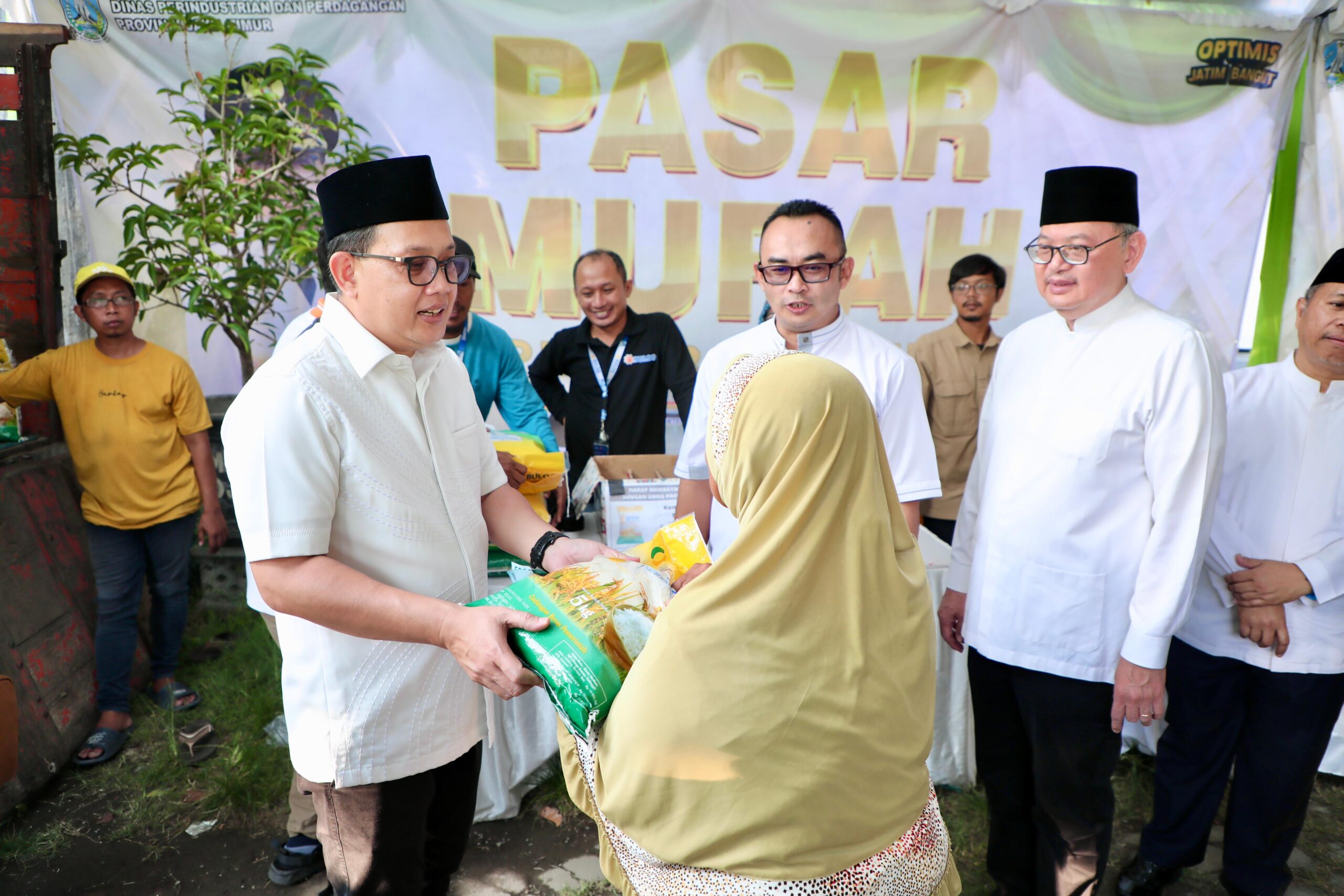 Pj Gubernur Jatim Tinjau Pasar Murah di Kabupaten Kediri 17 24 p scaled