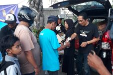 Relawan Siber Kediri Raya Bagi 1.000 Takjil di SLG 13 28