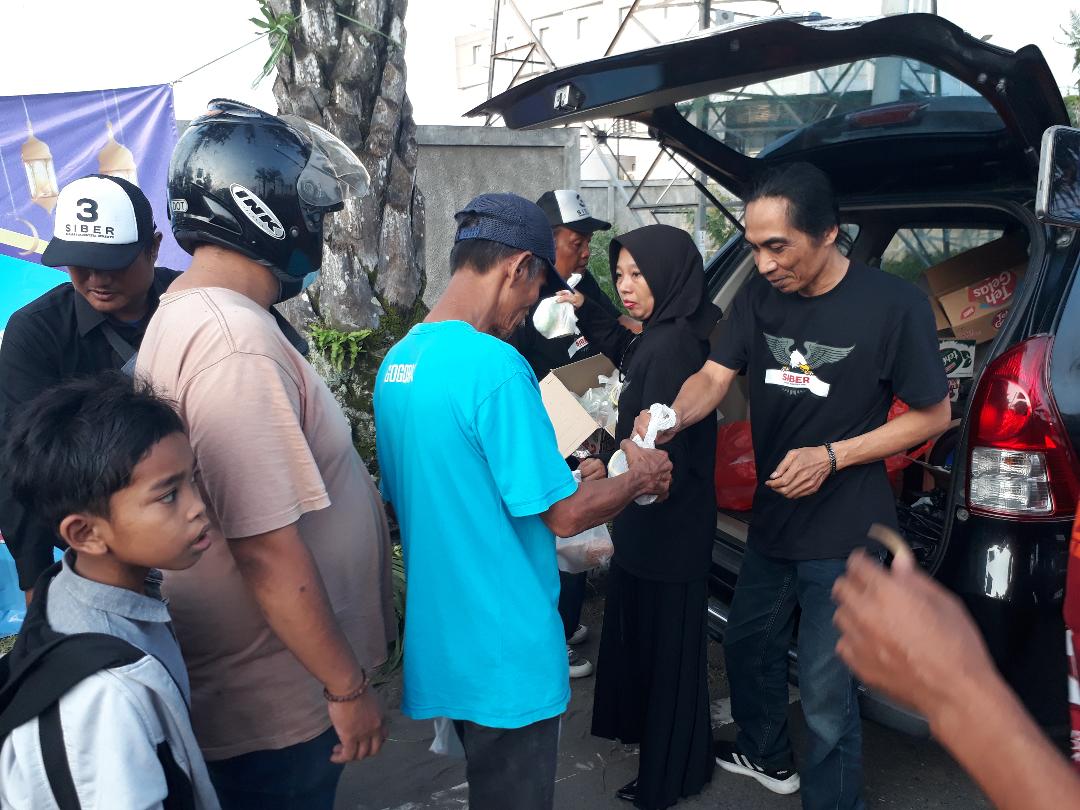 Relawan Siber Kediri Raya Bagi 1.000 Takjil di SLG 14 28