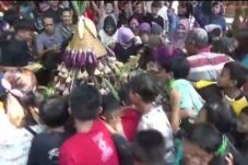Warga Berebut Ketupat Gratis di Jombang 8 2 jombang