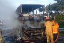 Bus Pahala Kencana Terbakar di Tol Jombang - Mojokerto 6 Resizer 17133391929231