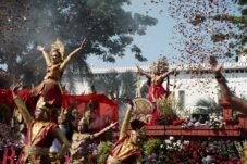 Kontingen PT Gudang Garam Tbk. Pukai Penonton Pawai Bunga dan Parade Budaya Surabaya Vaganza 2024 4 58
