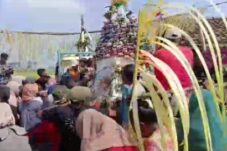 Warga Jombang Berebut Gunungan Hasil Bumi 7 Resizer 17195962403211