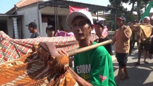 Ratusan Warga Dusun Paras Jombang Berebut Hasil Bumi di Keranda Jolen dan Jodang 8 Resizer 17214304183521