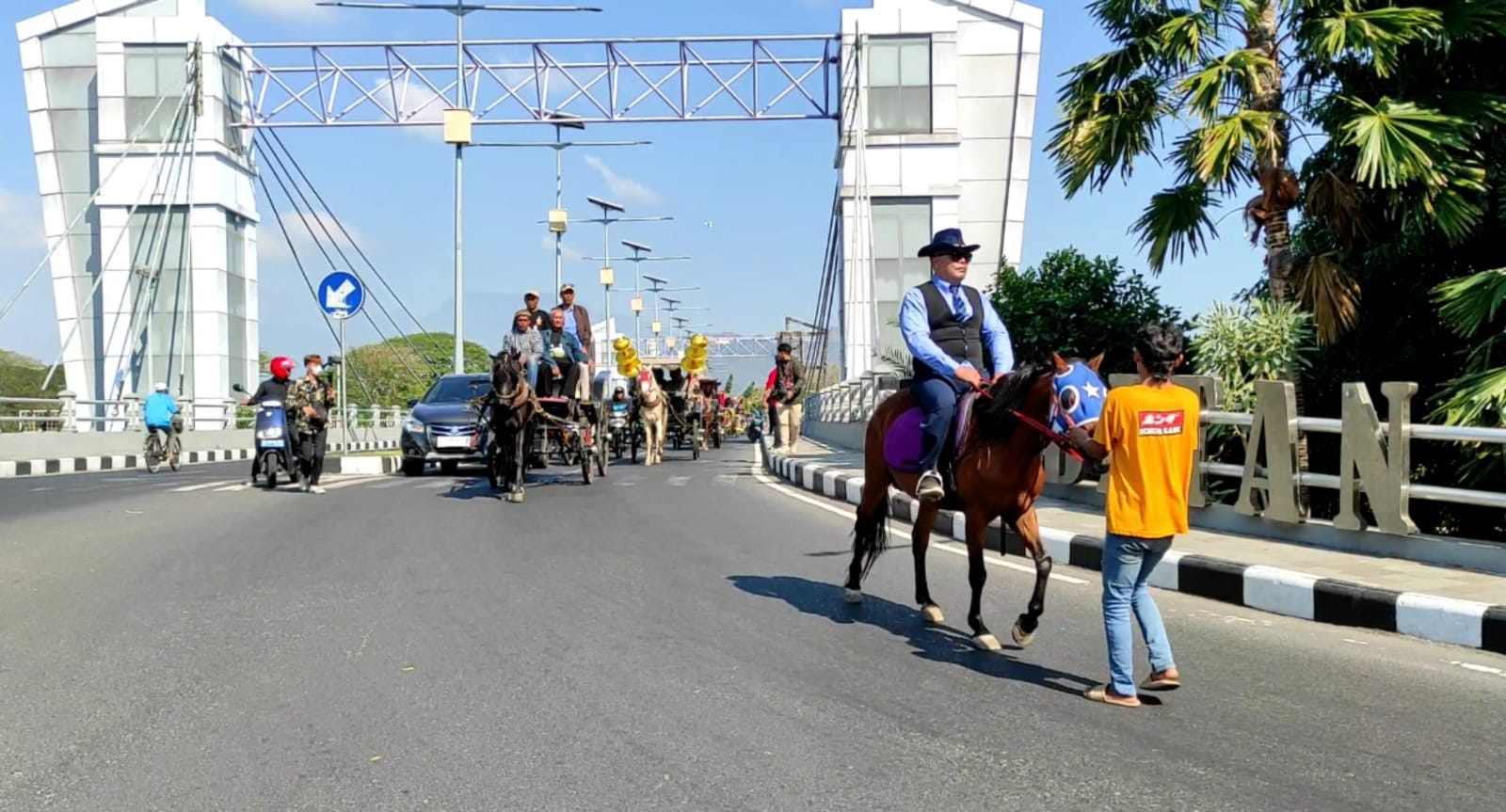 Dilantik Anggota Dewan, Arif Junaidi Menunggang Kuda Ke Gedung DPRD Kota Kediri 3 TES