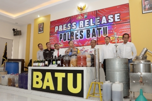 Polres Batu Bongkar Rumah Industri Minuman Keras Ilegal di Desa Junrejo 8 Resizer 17241395486181