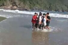 Wisatawan Pantai Pancer Hanyut Teseret Ombak 6 Wisatawan di Pantai Pancer terseret ombak, Minggu (15/9/2024). (Istimewa)