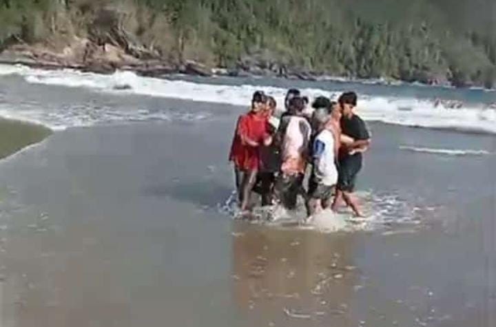 Wisatawan Pantai Pancer Hanyut Teseret Ombak 16 Wisatawan di Pantai Pancer terseret ombak, Minggu (15/9/2024). (Istimewa)