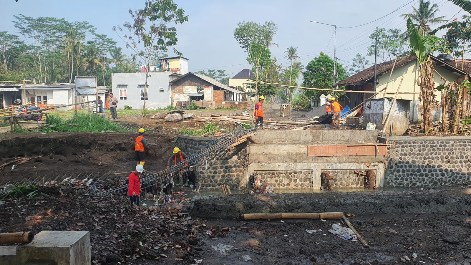 Banjir Terjang Jembatan Penghubung 2 Desa di Kecamatan Pakisaji