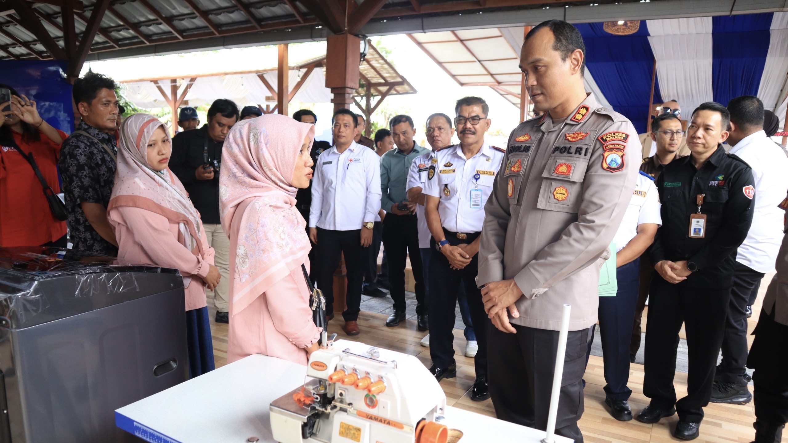 Polres Malang Salurkan Bantuan UMKM kepada Keluarga Korban Tragedi Kanjuruhan di HUT Lalu Lintas Bhayangkara 9 e5486b17 db2c 4218 8462 77fc89eb7f6b