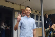 Cawali Kota Batu urut 02, Firhando Gumelar saat menyalurkan hak pilihnya di TPS 11, Kelurahan Sisir, Kota Batu.