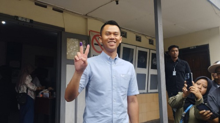 Cawali Kota Batu urut 02, Firhando Gumelar saat menyalurkan hak pilihnya di TPS 11, Kelurahan Sisir, Kota Batu.