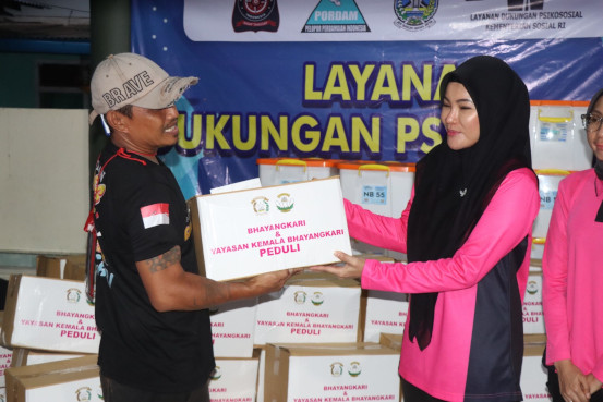 Ketua Bhayangkari cabang Malang menyerahkan bantuan langsung kepada warga terdampak banjir di Sumbermanjing Wetan Kabupaten Malang