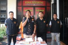 f9886589 33fb 438b 98a0 4e5661146afc