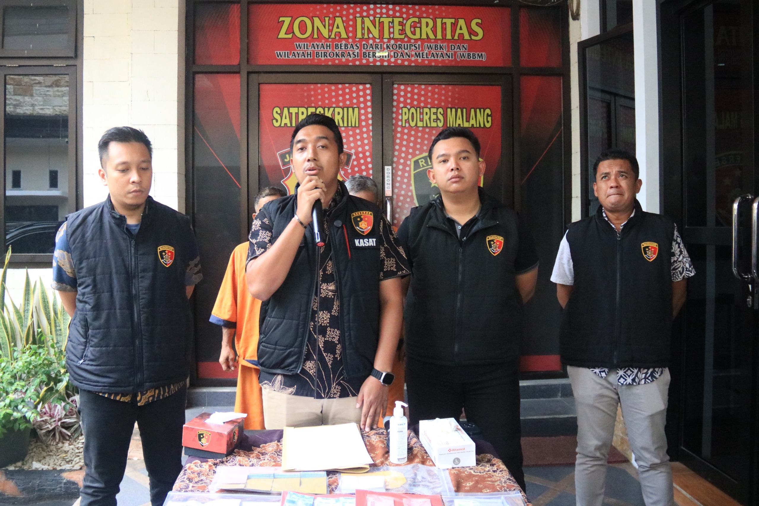 f9886589 33fb 438b 98a0 4e5661146afc