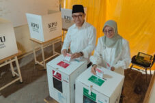 Jalan Kaki Menuju TPS, Cawali Urut 01 Nurochman Nyoblos Bareng Anak Istri