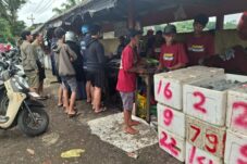 Jelang Malam Tahun Baru, Warga Serbu Pedagang Ikan di Sungai Bureng