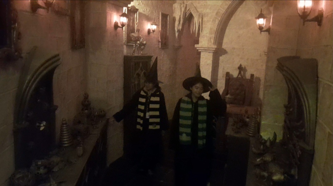 Pengunjung saat menikmati wahana rumah sihir atau Magic House di Jatim Park 3, Kota Batu.