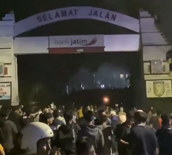 Oknum Supporter Persik Kediri dan Arema FC Terlibat Bentrok di Perbatasan Malang-Kediri 4 Oknum Supporter Persik Kediri dan Arema FC Terlibat Bentrok di Perbatasan Malang-Kediri