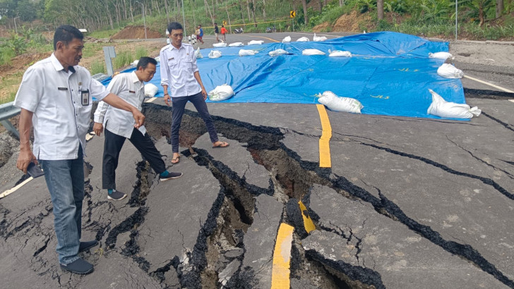 Jalan Lintas Selatan di Donomulyo Ditutup Total Karena Amblas