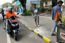 Keliling Kota, Pj Walikota Batu Temukan Oknum Pekerja Merusak Pedestrian
