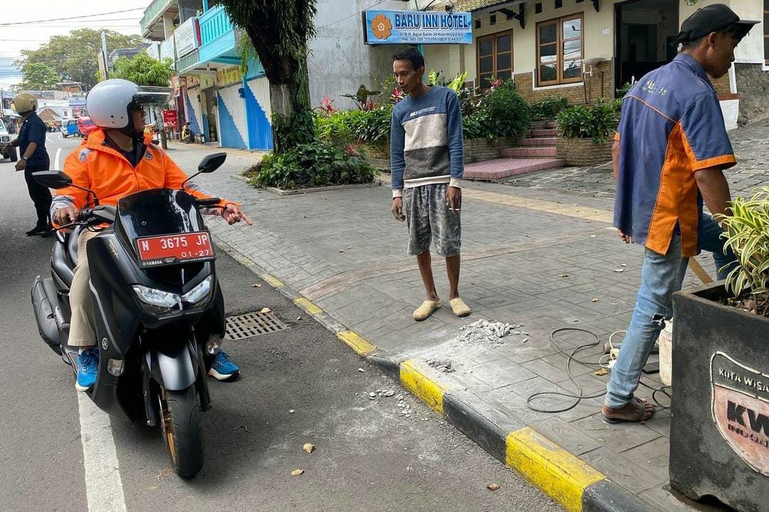 Keliling Kota, Pj Walikota Batu Temukan Oknum Pekerja Merusak Pedestrian