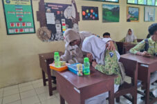 Siswi di Kabupaten Malang Menangis Terharu saat Terima Makan Bergizi Gratis