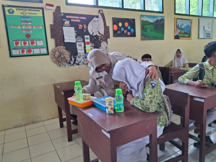 Siswi di Kabupaten Malang Menangis Terharu saat Terima Makan Bergizi Gratis