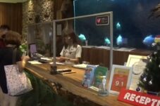 Pengunjung saat melakukan reservasi di hotel Pohon Inn, Jatim Park 2 Kota Batu.