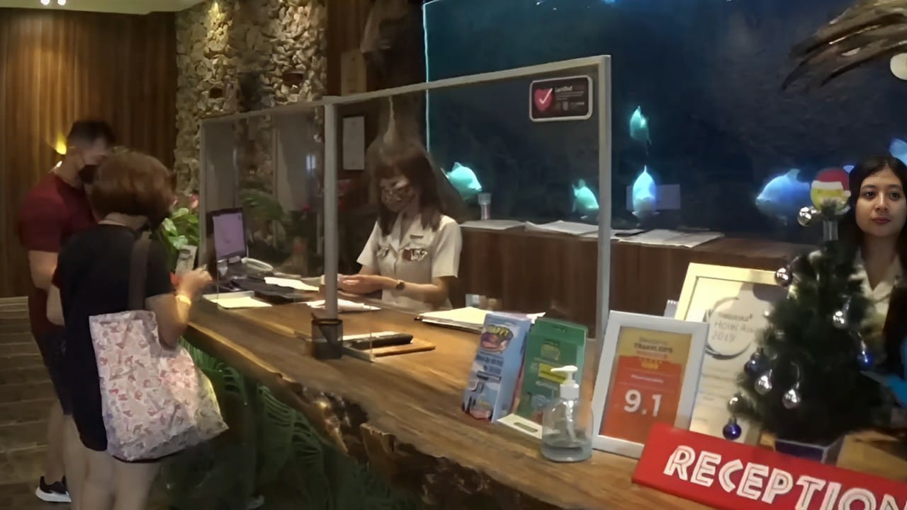 Pengunjung saat melakukan reservasi di hotel Pohon Inn, Jatim Park 2 Kota Batu.