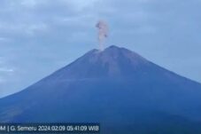 Gunung Semeru Erupsi, Malang Diguyur Hujan Abu Vulkanik