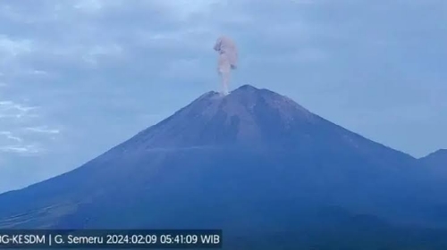 Gunung Semeru Erupsi, Malang Diguyur Hujan Abu Vulkanik