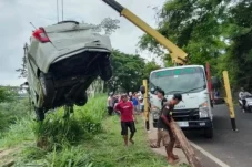 Mobil Minibus Terjun ke Jurang Karangkates