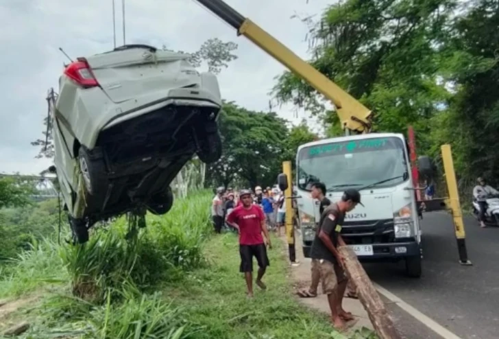 Mobil Minibus Terjun ke Jurang Karangkates