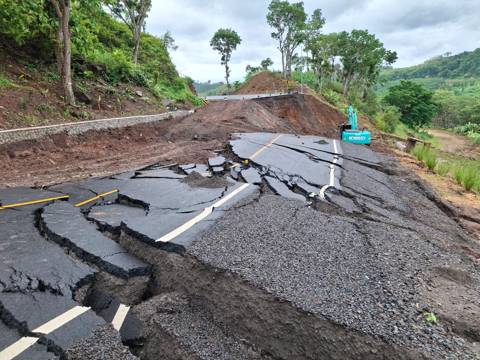 Jalur Lintas Selatan Ambles, Warga Desa Sumberoto Harus Memutar Sejauh 7 KM untuk Bekerja 12 WhatsApp Image 2024 12 12 at 17.28.50