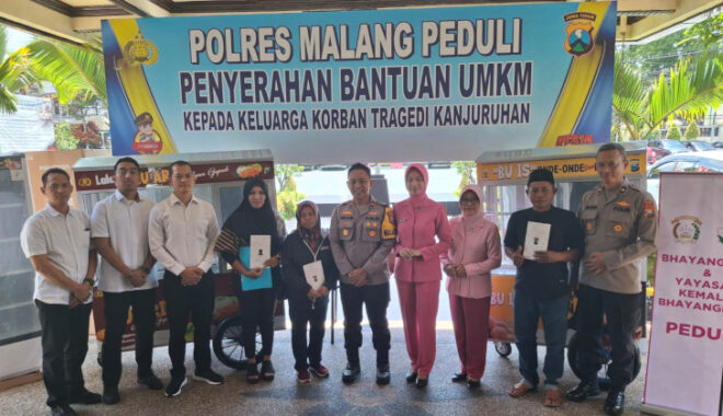 Polres Malang Kembali Salurkan Bantuan Peralatan UMKM untuk Keluarga Korban Tragedi Kanjuruhan 1 Kompol Imam Mustolih Menyrahkan Bantuan UMKM Kapada Keluarga Korban Kanjuruhan