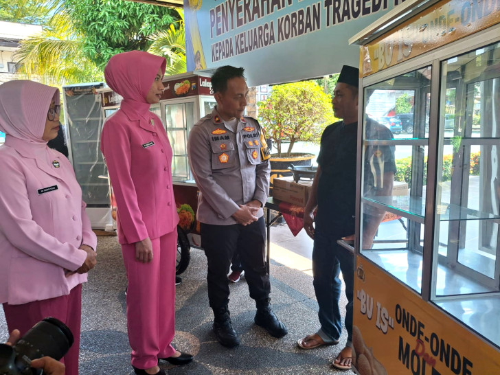 Polres Malang Kembali Salurkan Bantuan Peralatan UMKM untuk Keluarga Korban Tragedi Kanjuruhan