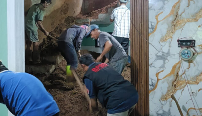 Banjir dan Longsor di Pakis Mengakibatkan 25 Rumah Warga Terdampak 2 Petugas gabungan melakukan penanganan pasca banjir (foto BPBD)