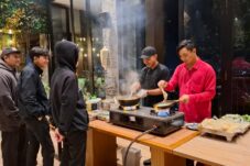 Pengunjung menikmati pesta barbeque di The Batu Hotel Villas. (Istimewa)