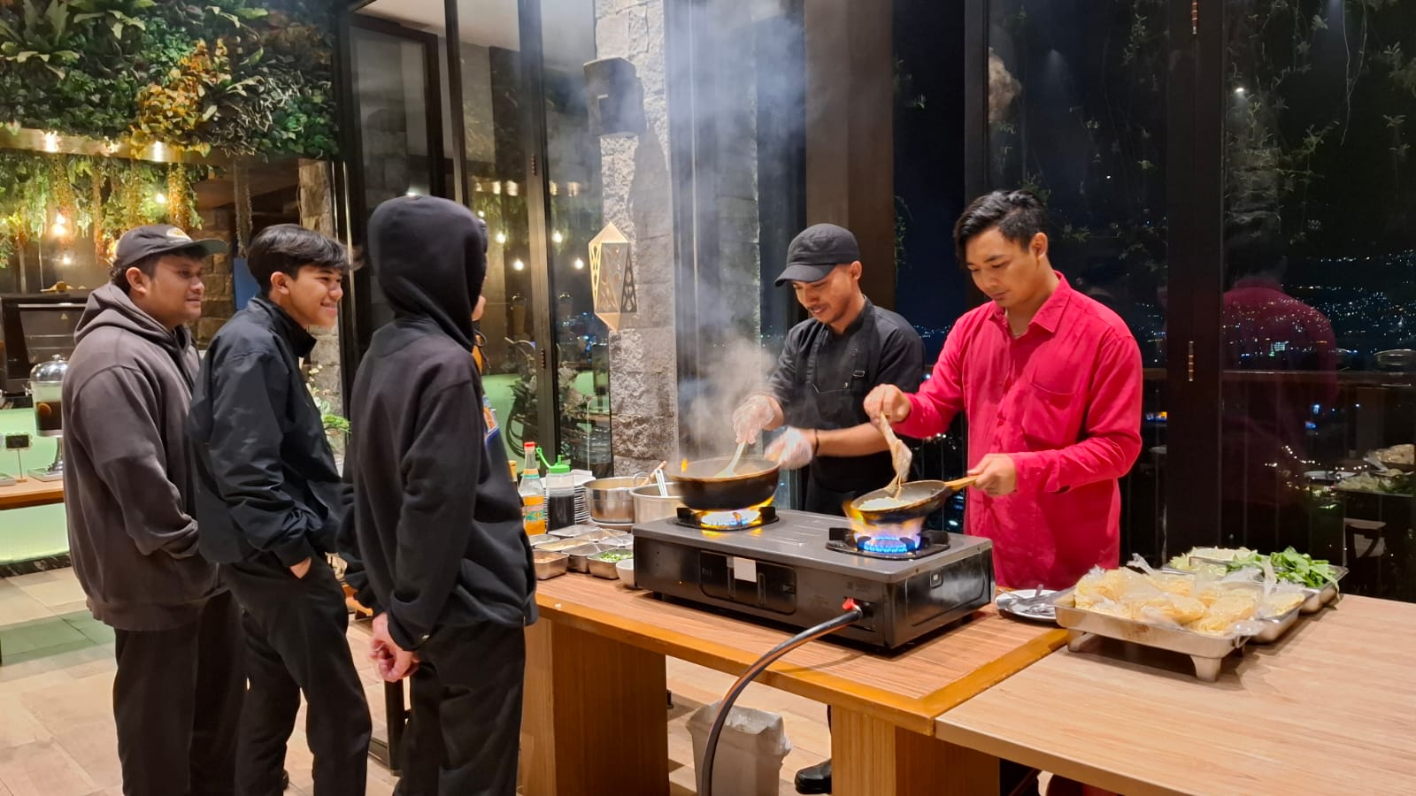 Pesta Barbeque di Atas Awan di The Batu Hotel Villas Bisa Jadi Alternatif Merayakan Malam Tahun Baru 2025 6 Pengunjung menikmati pesta barbeque di The Batu Hotel Villas. (Istimewa)