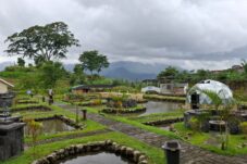 Keindahan alam dan sejumlah fasilitas wahana di tempat wisata Telaga Madiredo yang berada di Desa Madiredo, Kecamatan Pujon, Kabupaten Malang.