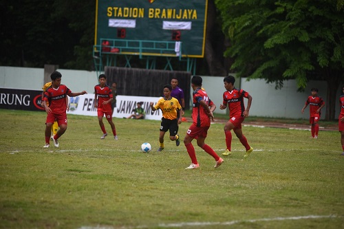 Tim Kuda Jingkrak Malang Tendang PSBR Kota Blitar di Ajang Piala Soeratin U17