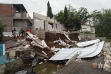Diterjang Derasnya Arus Sungai, Rumah Warga di Kota Batu Ambrol