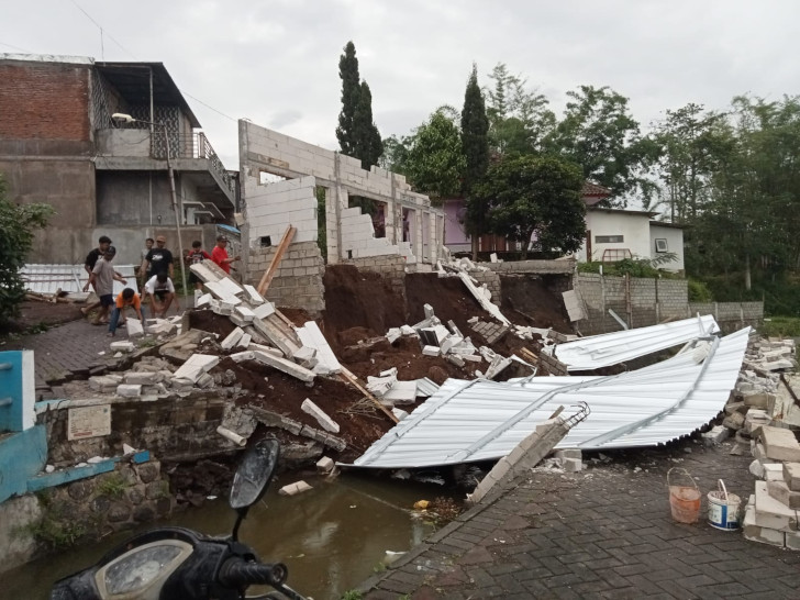 Diterjang Derasnya Arus Sungai, Rumah Warga di Kota Batu Ambrol